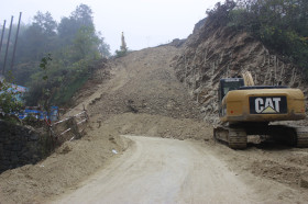 建地·堰岚山正在修建中的黄石路